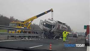 Stando alle prime informazioni riportate, sembra che la voragine si sia aperta intorno alle ore 21 in direzione della città di torino. Incidente Autostrada Torino Piacenza Felizzano Camion Sul Guardrail