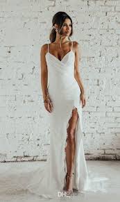 C'è chi si ispira al passato, aggiungendo fiocchi e sottostrati in pizzo, chi punta su volant posteriori e chi su fiori applicati. Acquista Simple Desigin Katie May Beach Abiti Da Sposa A Sirena Con Spacco Pieno Pizzo Spaghetti Backless Holiday Garden Abito Da Sposa A Buon Mercato A 92 83 Dal Ourfreedom Dhgate Com