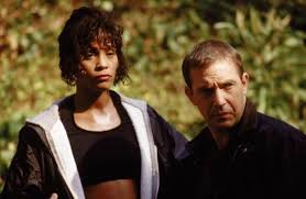 The poster for 1992's the bodyguard starring kevin costner and whitney houston. Bodyguard 1992 Film Cinema De