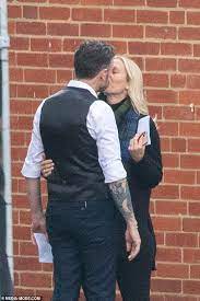 Jock zonfrillo is a scottish celebrity chef and television presenter based in melbourne, victoria. Jock Zonfrillo And Wife Lauren Fried Share A Passionate Kiss As He Films Celebrity Masterchef Oltnews
