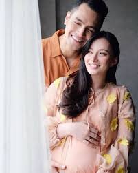 Alta lauren gunawan, pengawal wanita donald trump keturunan indonesia (youtube/wkrg). 5 Selebriti Tanah Air Yang Jatuh Ke Pelukan Pasangan Keturunan Belanda Kumparan Com