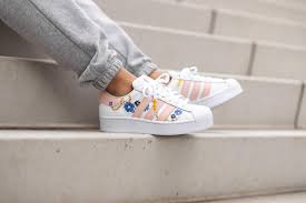 Der superstar bold steht mit seiner klobigen plateausohle buchstäblich über dem. Adidas Women S Superstar Bold Her Studio Cloud White Vapour Pink Fw2547