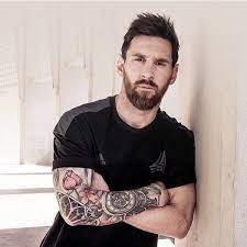 Su pierna izquierda y brazo derecho se han robado la mirada de expertos y curiosos, dado que han sido utilizados como un lienzo para el futbolista. Los Tatuajes De Lionel Messi Fotos Cuantos Tiene Y Su Significado Modaellos Com