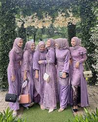 Menghadiri pernikahan teman atau kolega bisnis tentu menjadi hal yang penting. 20 Inspirasi Baju Bridesmaid Muslimah Yang Modis Dan Elegan Updated 2021 Bukareview