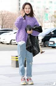 She had some solo looks but also a couple look with actor and model hong jong hyun. Song Ji Hyo Photo Gallery ì†¡ì§€íš¨ Hancinema