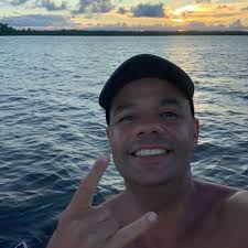 Se um macaco acumulasse mais bananas do que ele pode comer, enquanto a  maioria dos macacos passasse fome, cientistas estudariam esse macaco pra  entender o que estava errado. Quando humanos fazem isso,