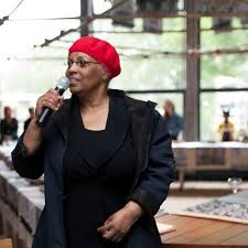 The surinamese writer astrid roemer is discredited because she stands up for desi bouterse in the december murder case, a few months before she receives the prize of dutch letters. De Surinaamse Dekolonisatieromans Van Astrid Roemer Blog