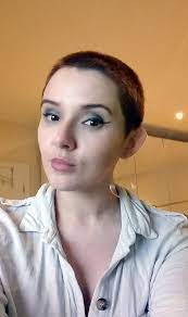 Frauen, die ohnehin zu einem eckigen gesicht und einer hohen stirn neigen, sollten mit einem buzzcut vorsichtig sein und eher zu einer alternativen kurzhaarfrisuren greifen. Ich Habe Mir In Der Selbst Isolation Die Haare Rasiert