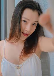 Cuộc sống xa chồng Tây sau khi cưới của MC Hoàng Oanh