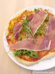 Parmaschinken is known for its mild smell and taste. Pizza Mit Rucola Und Parmaschinken Rezept Brotwein