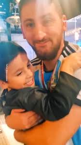 Niño pide si le deja dar un abrazo...