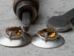Try Sam Patania S Easy Prong Setting For Gemstones Jewelry Making Jewelry Making Tutorials Wire Jewelry