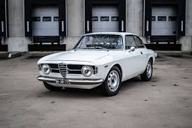 No entanto, antes de contratar qualquer financiamento deve fazer uma simulação para ver quanto fica a pagar por mês, qual o valor de juros a pagar e quais as clausulas de cada opção de financiamento. Lot Art Alfa Romeo Gt 1300 Junior 1968