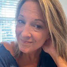 Are there photographers available this weekend to retake senior pictures in  Disgusta, GA?