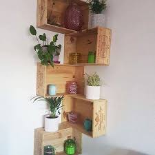 Cette étagère à fixer à un mur a été réalisée entièrement à la main. 17 Etagere En Palette Pour Chambre Decouvrez Notre Selection D Etageres D Angle Design Et Pratiques Ideo Palette Network Source 1 Des Idees Et Inspirations Decoration Palettes Et Bois