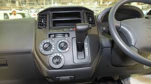 Daihatsu gran max minibus juga memiliki 3 poit elr seat belt yang memberikan keamanan dan kenyamanan untuk pengemudi dan beberapa penumpang pada bagian baris depan. Daihatsu Granmax Goes Automatic Carsifu