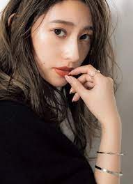 アラサーの顔がどんどん大きくなる決定的な理由５つ 小顔に見せるテク classy クラッシィ 2021 顔 眉ティント 裏技ビューティー