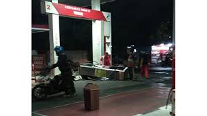 Ini kondisi pom bensin mt haryono usai mobil tangki terbakar. Pom Bensin Di Spbu Martanegara Terguling Akibat Selang Pengisian Bahan Bakar Masih Menempel Di Mobil Tribun Jabar