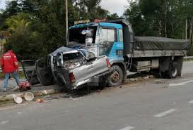 Seorang lelaki yang menumbuk anggota bomba selepas terlibat kemalangan jalan raya di cheras perdana pada khamis direman empat hari bagi membantu siasatan. Kemalangan Di Melaka Hari Ini