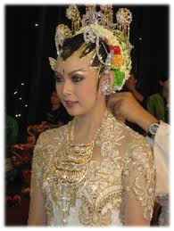 Sanggul without sasak hy yolovvv this time i made a different tutorial than before. Paes Ageng Jogja Atau Paes Solo Basahan Bingung Inirhinie