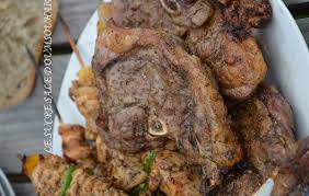 Rôti de selle d'agneau de tradition et terroir du sud ouest, une viande tendre et savoureuse à vous réveiller les papilles. Selle D Agneau Marinee Au Barbecue Le Sucre Sale D Oum Souhaib