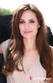 Ci fu un tempo in cui angelina jolie sfoggiava i capelli corti di colore bianco ghiaccio. Angelina Jolie Acconciatura Delle Star Su Happyhair