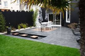 Un Jardin Contemporain Epure Avec Terrasses Jardins De Paysagistes Jardin Contemporain Jardins Avant Idees Jardin