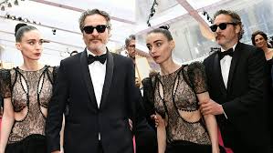 Rooney mara and joaquin phoenix at the 2020 oscars in february. Oscars 2020 Joaquin Phoenix Can T Get Enough Of His Ladylove Rooney Mara