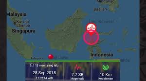 Warga mengamati gedung kantor gubernur sulawesi barat yang rusak akibat gempa bumi, di mamuju, sulawesi barat, jumat (15/1/2021). Rentetan Gempa Yang Guncang Palu Dan Donggala Sulawesi Tengah Hingga Dapat Peringatan Tsunami Bangka Pos