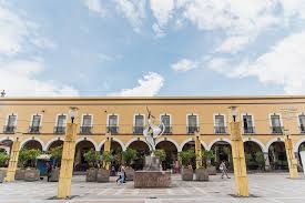 Al Llegar Te Daras Cuenta Que El Centro Historico De Queretaro Esta Lleno De Plazas Jardines Y Andadores Donde Podras Encontrar D House Styles Mansions House