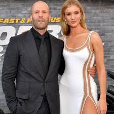 Born in shirebrook, derbyshire, he began practising kung fu, kickboxing, and karate recreationally in his youth while working at local market stalls.an avid footballer and diver, he. Mamita La Esposa De Jason Statham Subio Esta Foto En El Agua Incendio Instagram Pley Vida Real