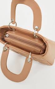 Fermeture éclaire + plusieurs poches/compartiments à l'intérieur du sac. Mini Sac A Main Marron Clair Matelasse Prettylittlething Fr