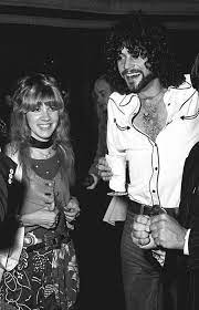 Buckingham claims that nicks gave the band an ultimatum; Pin By Ashlyn Suttle On L I F E Stevie Nicks Fleetwood Mac Stevie Nicks Lindsey Buckingham Stevie