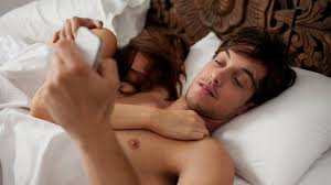 Klick hier, um deutsche sexfilme ohne registrierung online zu sehen. Sex Laut Einer Studie Daddeln 2 Von 10 Millenials Im Bett Am Handy Stern De