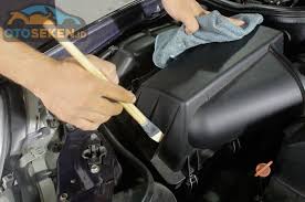 Merawat sistem injeksi mobil dengan membersihkan nosel injektor. Sambil Ngabuburit Begini Cara Membersihkan Ruang Mesin Yang Aman Semua Halaman Gridoto Com