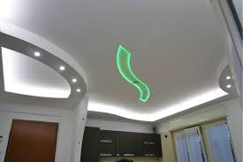 Faretti e strisce led hanno costi abbastanza contenuti, leggermente più cari i tubi da incasso. Controsoffitti Led
