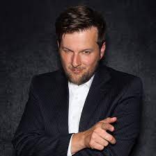 Martin fuchs lebt für den pferdesport und reitet bereits an der weltspitze mit. Martin Fuchs Wir Sind Der Osten