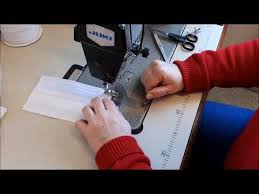 Bár kizárólag boltba járunk, egyébként ülünk itthon karantéban, mostanra mégis elfogytak a patikában vásárolt maszkjaink, így én is megvarrtam a sajátunkat.… Varrohaz Maszk Szabasminta Korkealaatuinen Korjaus Valmistajalta