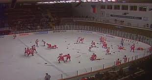 Efter 25 långa år var det äntligen dags för sveriges mest folkkära landslag att återigen stå högst på pallen efter ett hockey vm. Tv Jvm Matchen Dar Spelarna Slogs Tills Domaren Slackte Ljuset I Arenan