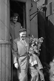 Bergen, arabesk ve fantazi müzik sanatçısı, türk müzik tarihinin kült olmuş efsane kraliçesidir. Nazim Hikmet 58 Olum Yildonumunde Aniliyor Az Bilinen Fotograflari Ntv