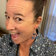 Leslie Beattie's Instagram, Twitter & Facebook