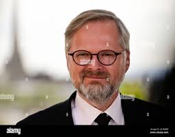 Queen elizabeth ii speaks hi-res stock photography and images