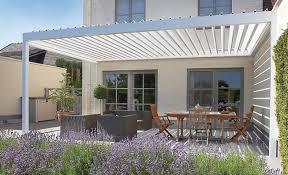 Kataloge zum download und preisliste für nomo | freistehende terrassenüberdachung by pratic f.lli orioli. Weisse Terrassenuberdachung Mit Sonnenschutzpanellen Fur Beschattung Freshouse