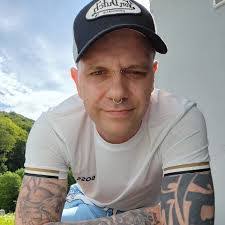 Daniel Lottes's Instagram, Twitter & Facebook