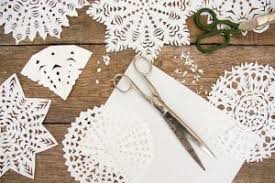 Für die kleinen ist die adventszeit mit viel spannung und erwartung sie brauchen nicht eine menge geld auszugeben, um etwas schönes mit ihrem kind basteln zu können. Basteln Mit Kindern Im Winter Bastelideen Und Anleitungen