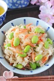 桜えびと枝豆 切り餅で簡単に作る春のおこわです 作り方は簡単 ご飯を炊く時に調味料と切り餅を入れて 炊き上がったら桜えびと枝豆を入れて混ぜるだけ 本当に簡単なのに豪華で美味しいおこわの出来上がり もちもち本格的なおこわが楽しめますよ 桜えびと枝豆の