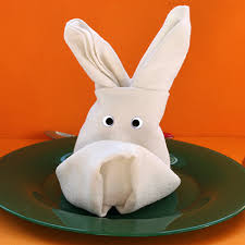 Si le lapin de pâques fait figure d'incontournable, vous pouvez également plier vos serviettes en forme de cloches. Pliage Serviette Lapin Sur Tete A Modeler