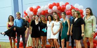 L'occasion de faire la fête, d'engranger de bons souvenirs entre copains, et de profiter d'un moment de détente avant l'examen. Le Telegramme Quimperle Kerneuzec Un Bal De Promo Dans Les Regles De L Art