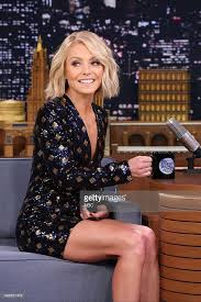 Talk Show Host Kelly Ripa During An Interview With Host Jimmy Fallon Short Hair Styles Kelly Ripa Hair Short Blonde Hair