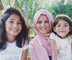 Tuğçe kandemir, 1 ocak 1996 yılında mersinde dünyaya geldi. Helin Kandemir Ailesi Sinema Kina Hayat